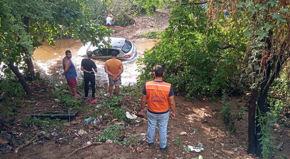 Duas pessoas morrem afogadas após veículo cair em riacho no município de Canindé de São Francisco / Foto: Foto: Divulgação/Defesa Civil Estadual