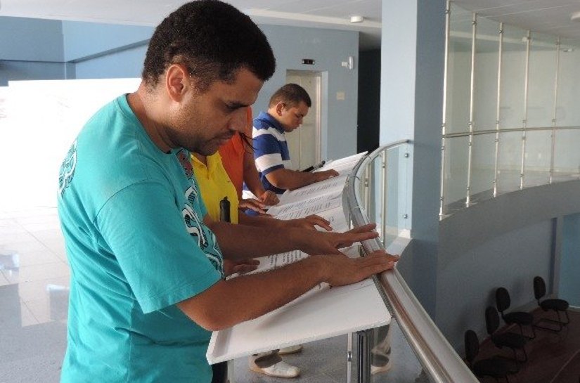 Alunos cegos visitam exposição de poesias em Braille