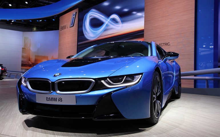 BMW projeta forte demanda para 2026 após lucro crescer com corte de custos