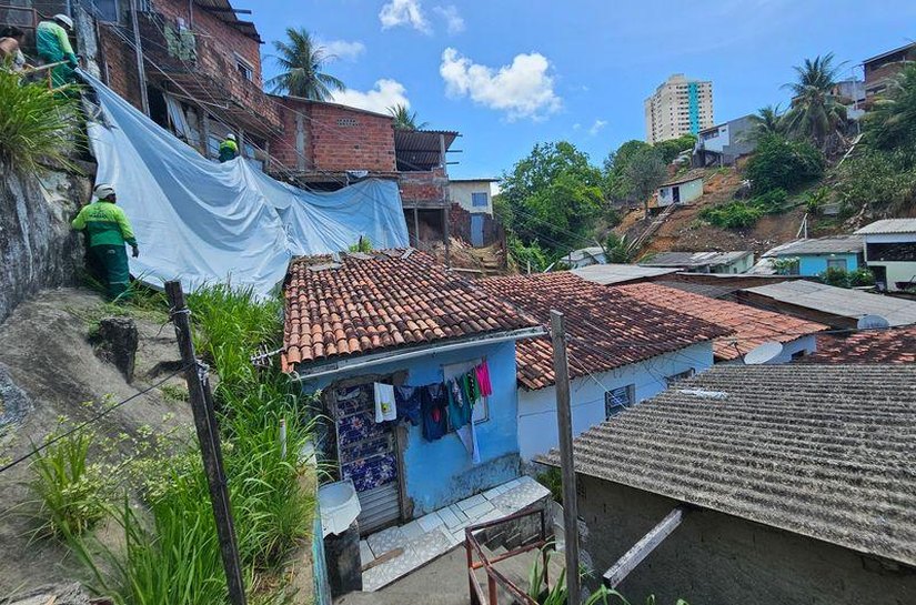 Proteção de encostas com lonas chega a 27 bairros de Maceió