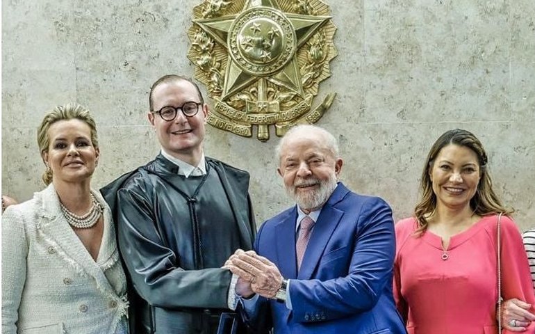 Janja reclama de foto com Lula e Zanin feita por Ricardo Stuckert por 'palidez' de vestido