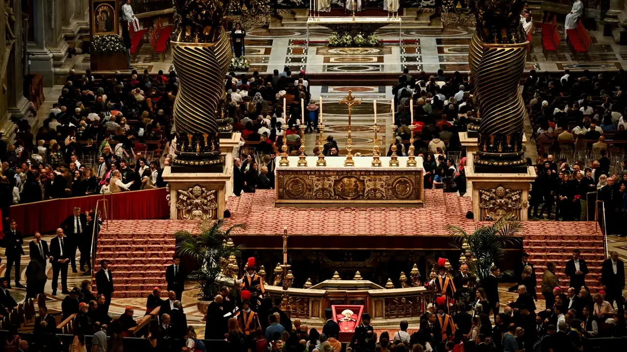 Funeral e sepultamento do papa Francisco são realizados neste sábado