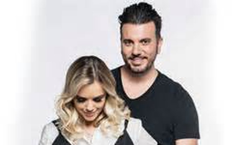 Thaeme deixa maternidade com Liz, sua filha recém-nascida