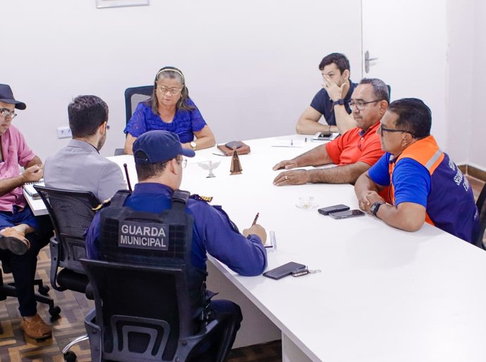 Prefeita Tia Júlia se reúne com delegado para discutir estratégias para mais segurança na cidade
