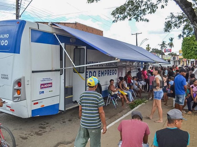 Laje recebe ônibus do Sine e emite mais de 300 carteiras de trabalho