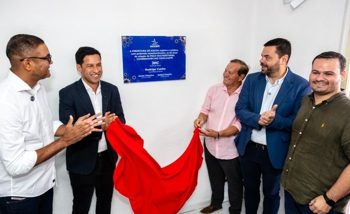 Placa rende homenagem aos 50 anos do Polo Multissetorial