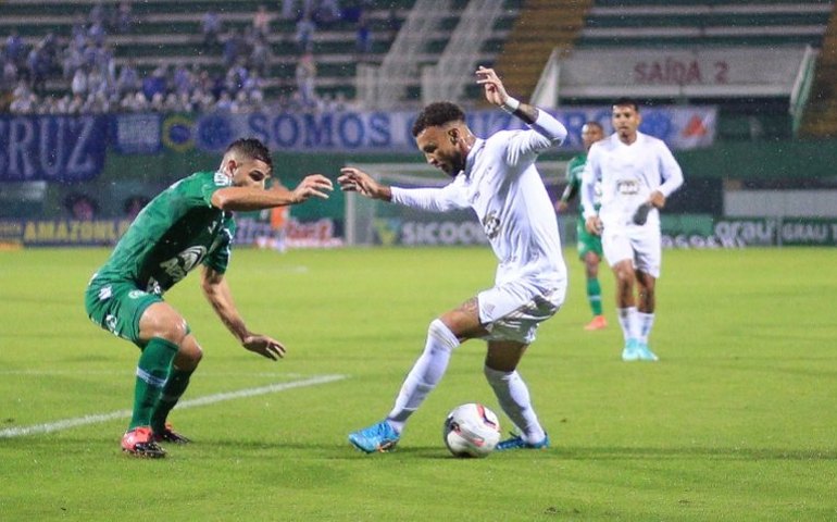 Cruzeiro busca vitória sobre a Chapecoense no fim e se firma no G-4 da Série B