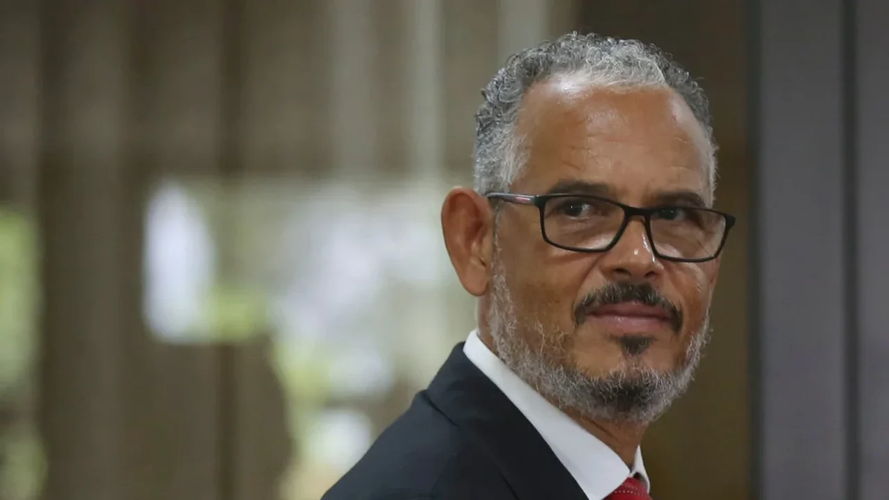 O conselho presidencial do Haiti se dissolve após um mandato conturbado, enquanto um governante não eleito e apoiado pelos EUA permanece no poder.