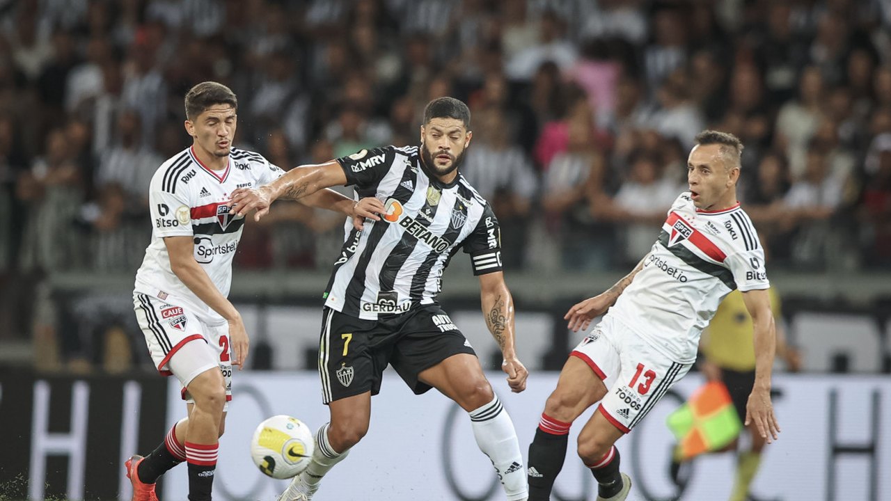 São Paulo segura Atlético-MG e empata sem gols em jogo truncado no Mineirão