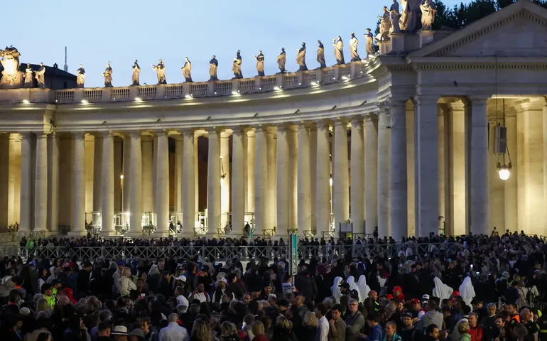 Vaticano se confunde, posta 'fumaça branca' e depois apaga publicação
