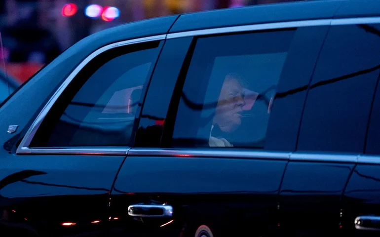 Trump sai ileso após incidente de segurança em jantar com correspondentes da Casa Branca; nenhum ferimento foi relatado