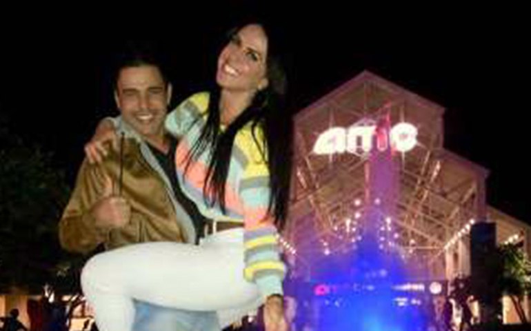 Zezé Di Camargo e Graciele Lacerda se divertem em montanha-russa: ‘É louco!’