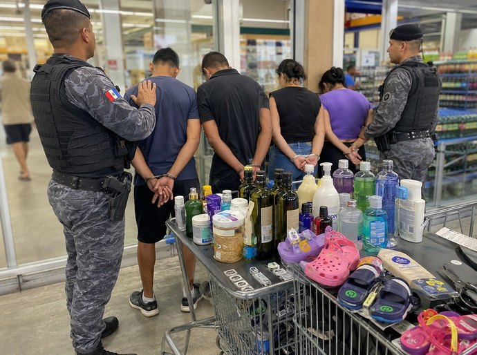 Quatro pessoas são presas em flagrante por suspeita de furtar supermercado no Benedito Bentes
