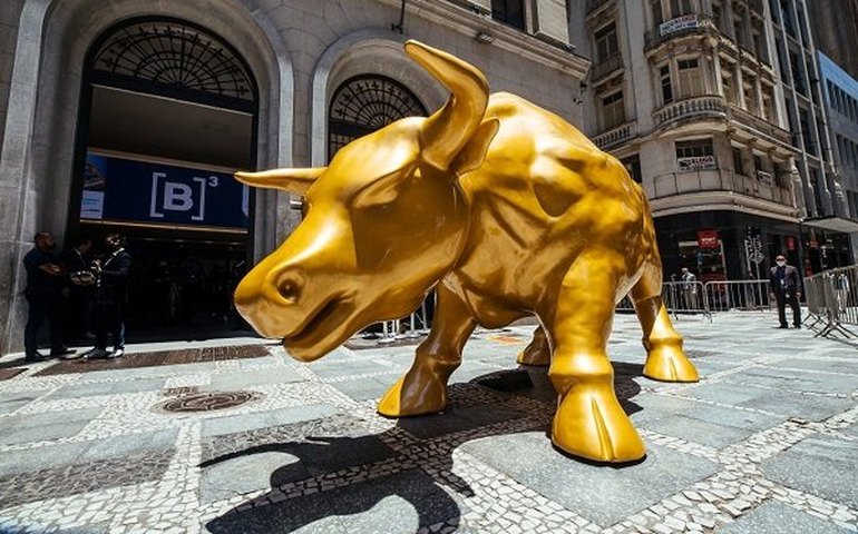 Três anos após polêmica em SP, criador do Touro de Ouro vende esculturas de até R$ 500 mil e dá guinada em carreira