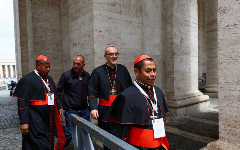 Todos os cardeais que votam no conclave já estão em Roma, diz Vaticano