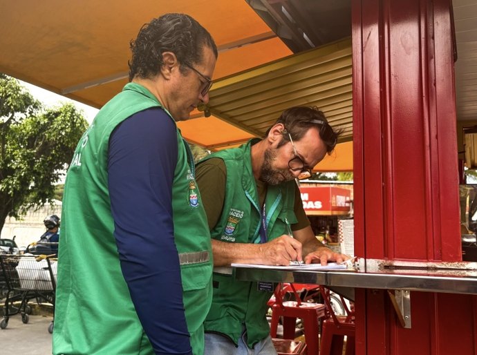 Operação Língua Suja inspeciona empreendimentos na Feirinha do Tabuleiro