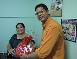 Maria Josefa (sogra do irmão Edilson Pereira, um dos vencedores) recebe prêmio das mãos de Adriano Oliveira, diretor-administrativo do ADALAGOAS