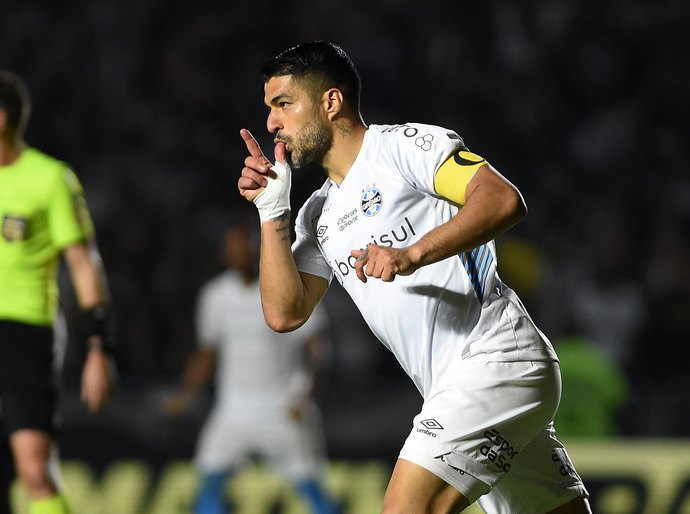 Grêmio vence Botafogo de virada e empata na liderança em show de Luis Suárez