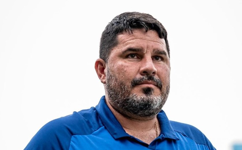 Após derrota para o Santos, Avaí demite o técnico Eduardo Barroca