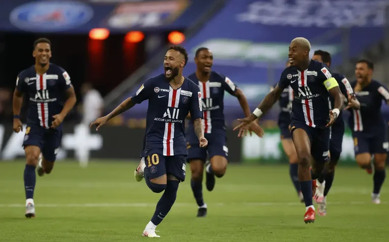 PSG confirma título francês sem entrar em campo e amplia recorde de troféus
