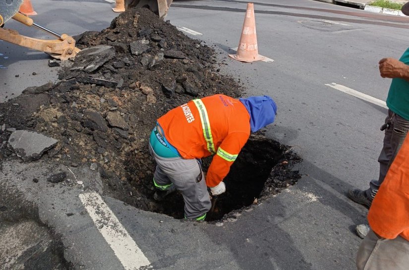 Obra emergencial recupera rede de drenagem na Avenida Dona Constança