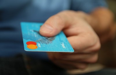 Juros do cartão de crédito batem 451,5% ao ano e viram armadilha para consumidores