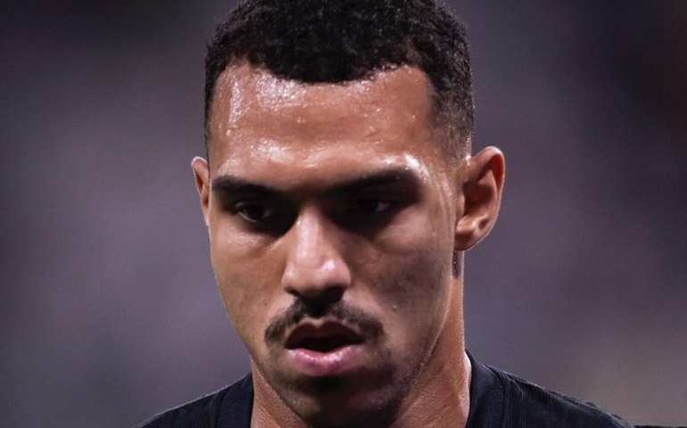 Exames confirmam entorse no tornozelo e Matheuzinho deve desfalcar Corinthians contra Flamengo