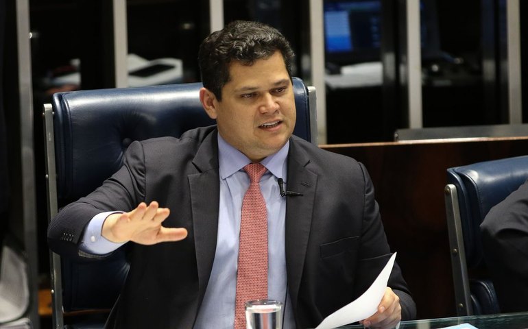 Alcolumbre trava há 5 meses projeto que barra &#8216;supersalários&#8217; no serviço público