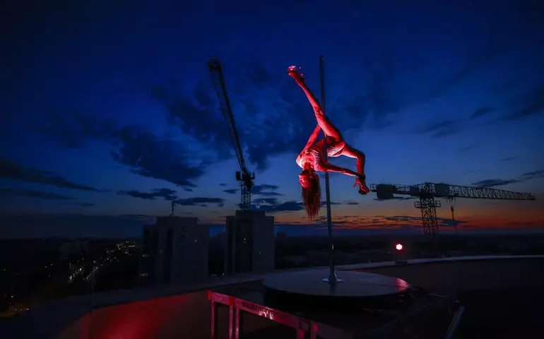 Abertura de centro público de pole dance gera polêmica na Itália