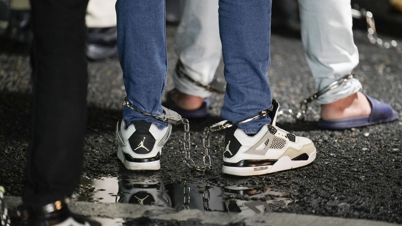 Como o Brasil vai responder após receber deportados dos EUA algemados e acorrentados?