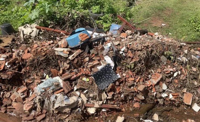 Resíduos foram jogados em terreno do município