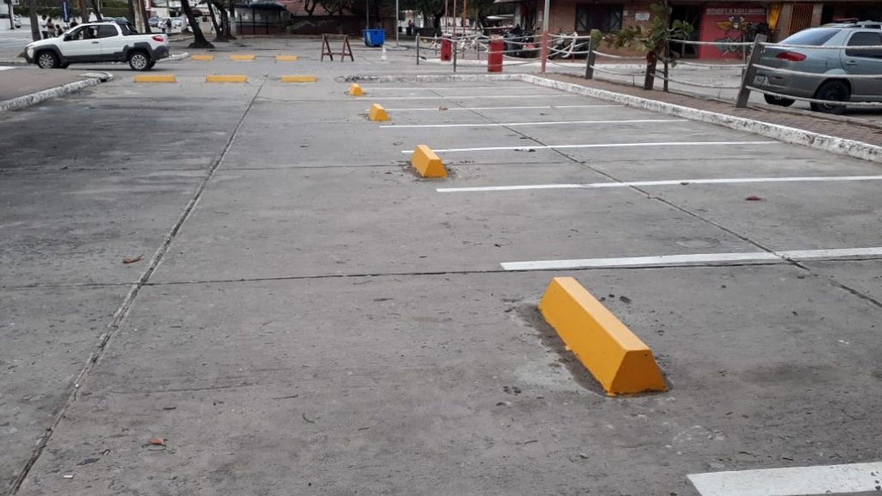 Veículos de turismo devem estacionar de forma intercalada na orla marítima