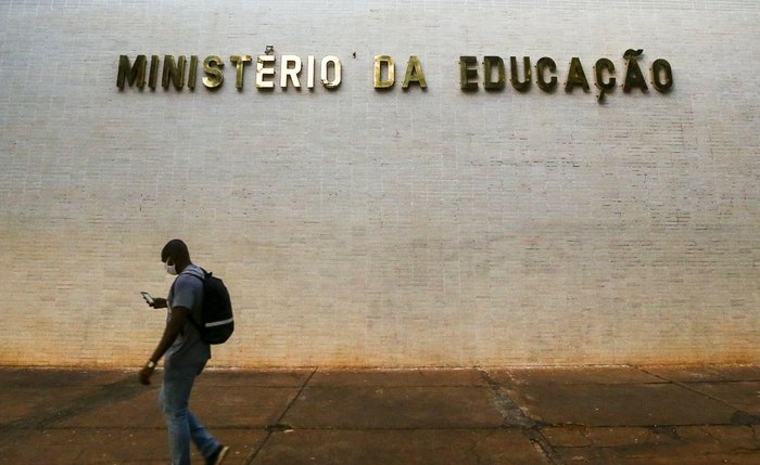 Caso culminou com a exoneração do ministro da Educação