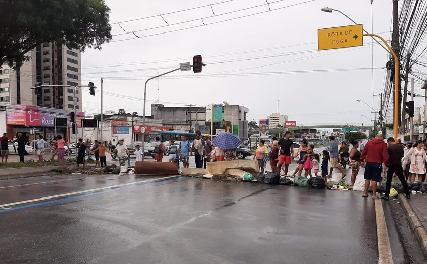 Desalojados, moradores bloqueiam a Fernandes Lima