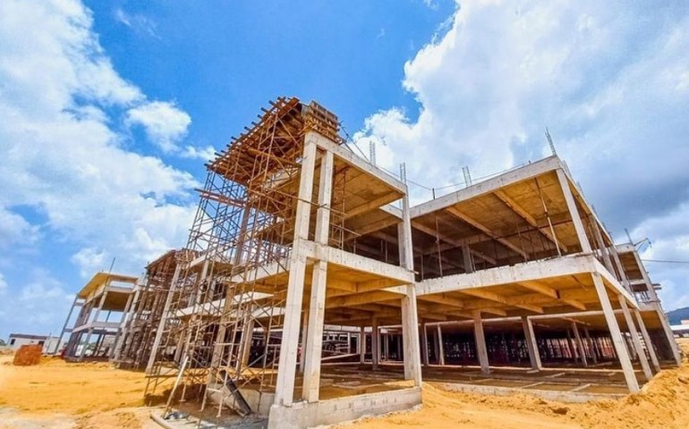 Hospital do Médio Sertão recebe luz verde da PGE  e terá aporte de R$10 milhões para garantir estrutura construída