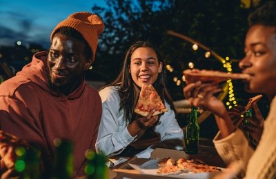 Amizade e paquera: por que os amigos são os melhores cupidos do Tinder?