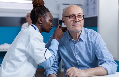 Perda de audição pode começar antes dos 60 anos e comprometer a qualidade de vida na terceira idade