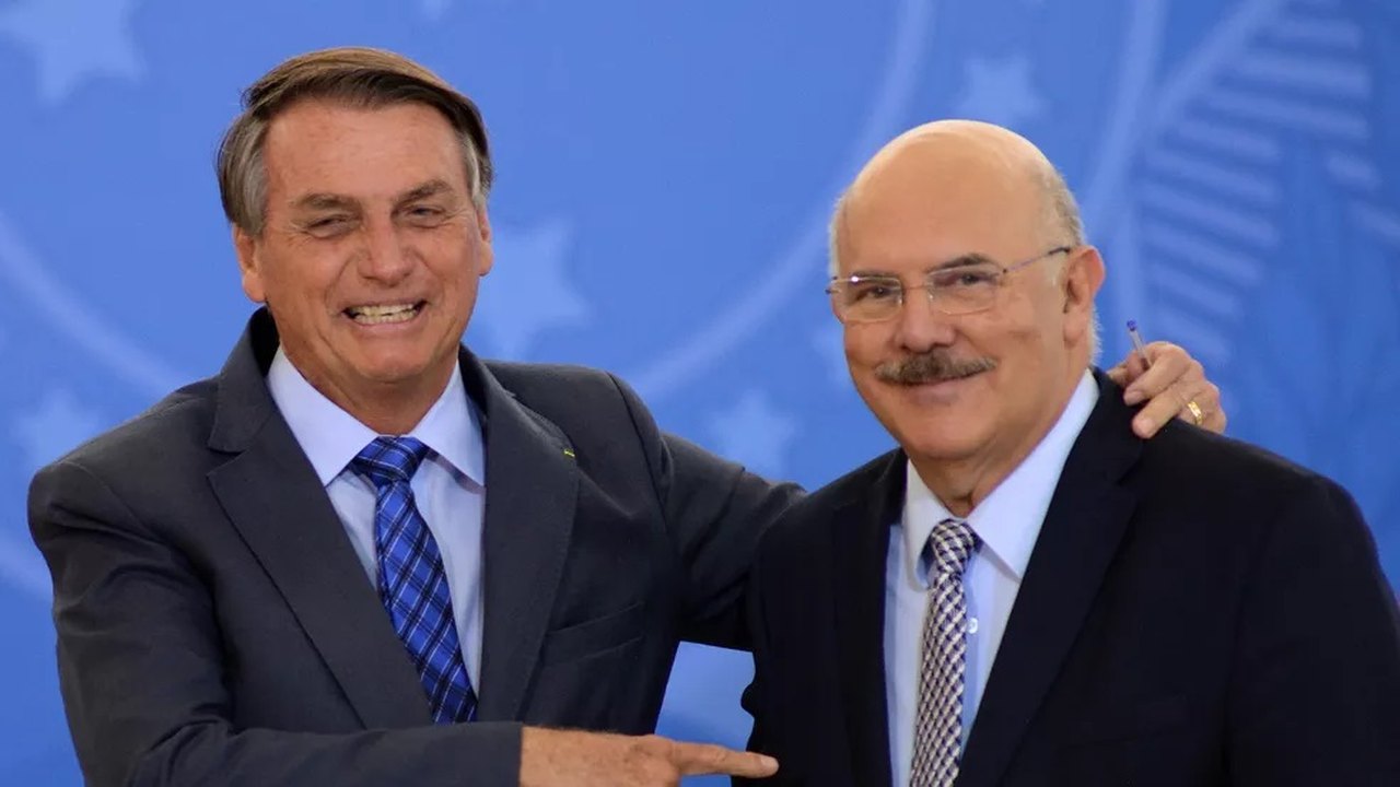 Em grampo da PF, Ribeiro diz à filha que Bolsonaro o alertou sobre operação da PF