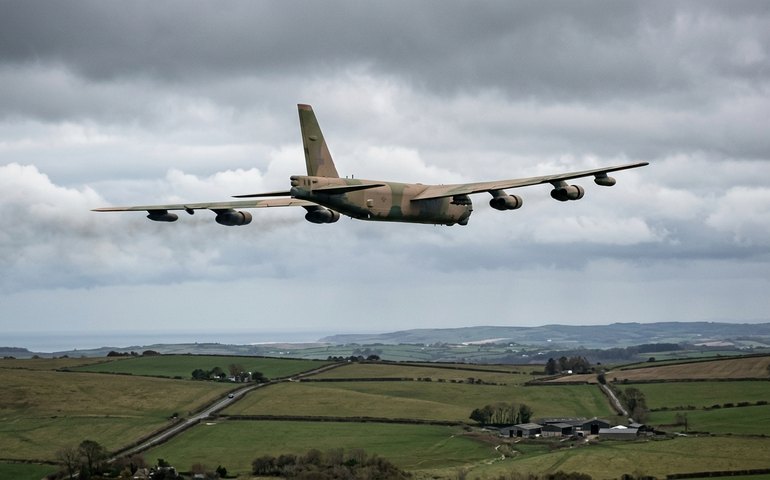 Bombardeiro B-52 dos EUA declara emergência durante voo sobre o Reino Unido
