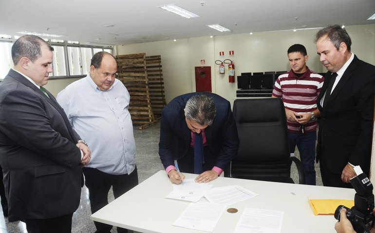Sesau recebe doação de computadores e automóveis da Justiça Federal de Alagoas