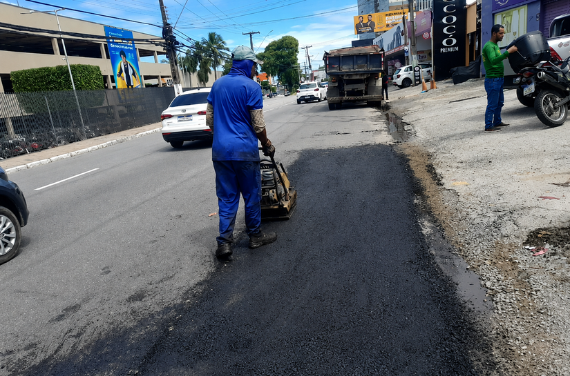 Operação Tapa-Buraco recupera trecho danificado na Avenida Comendador Gustavo Paiva