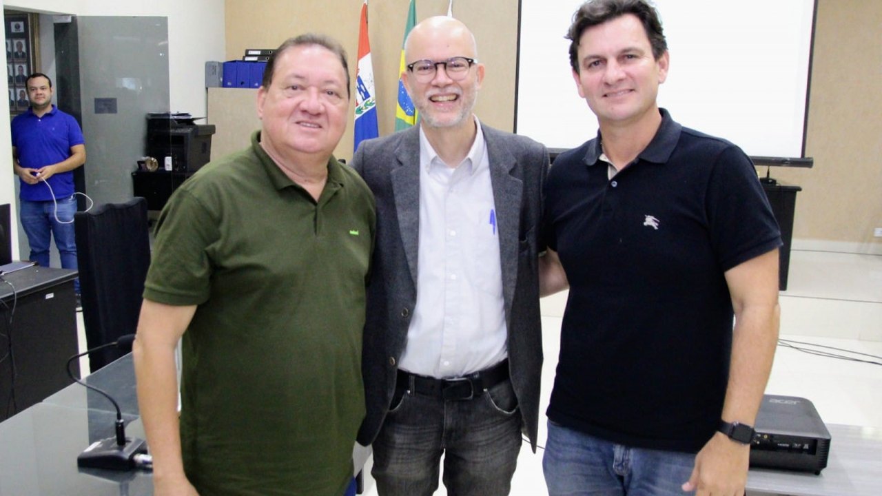 Ex-ministro do turismo palestra em Coruripe para empresários do setor