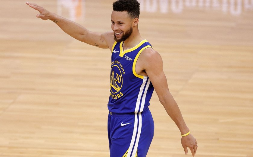 Curry faz 40 pontos e bate recorde de cestas de três na NBA