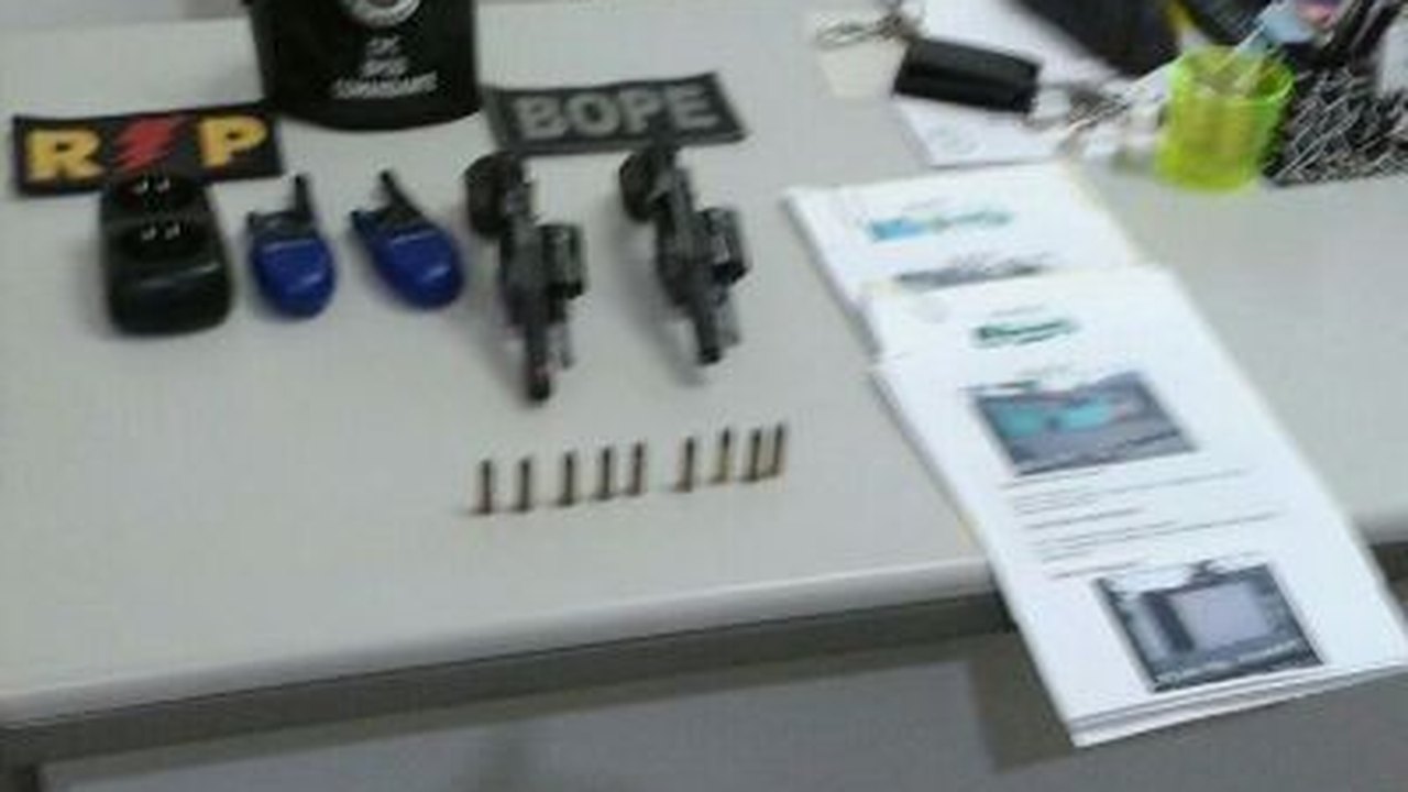 PM cumpre mandados, prende um e apreende armas no Denisson Menezes
