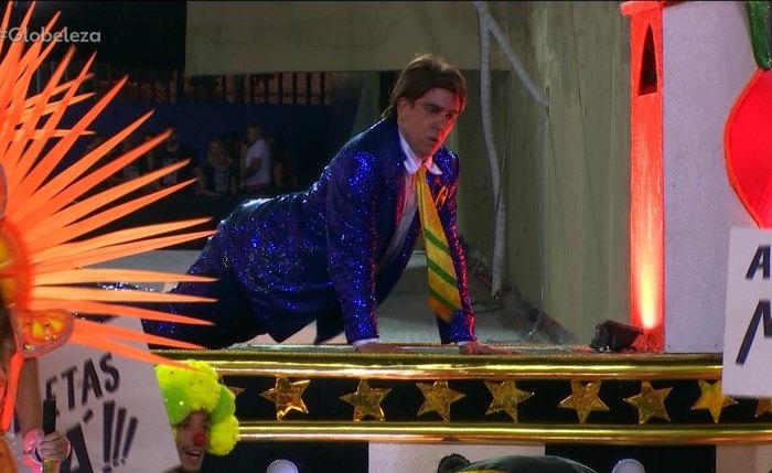 O ator Marcelo Adnet imita o presidente Jair Bolsonaro em desfile da São Clemente, no Rio de Janeiro