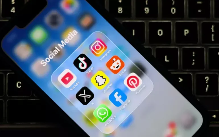 França dá 1º passo para proibir redes sociais para menores de 15 anos