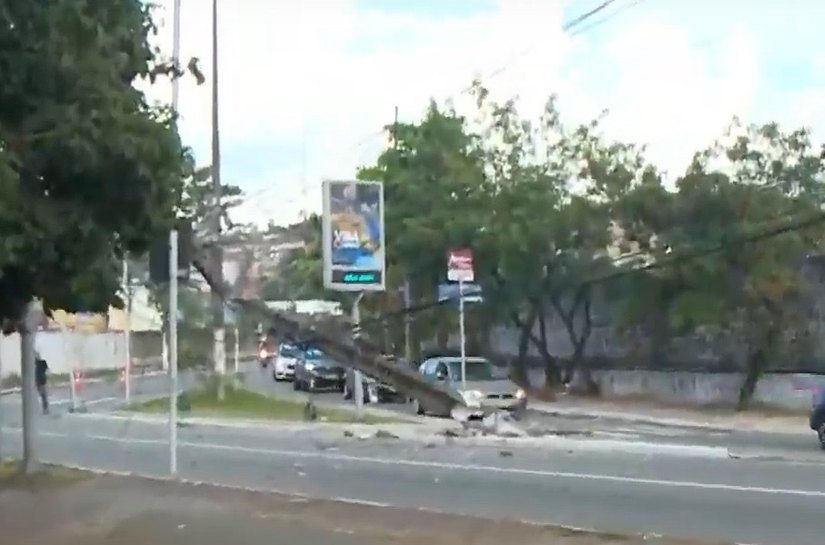 Carro colide contra poste e moradores ficam sem energia elétrica na Avenida Dona Constança