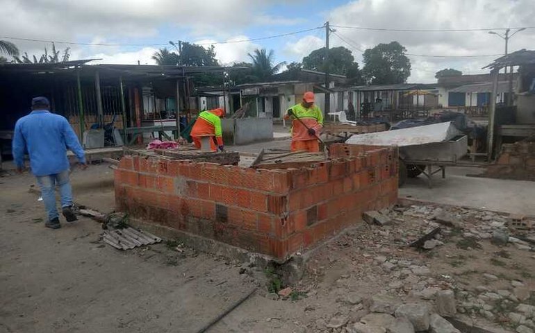 Barracas em situação irregular e em estado precário são retiradas na feirinha do Tabuleiro