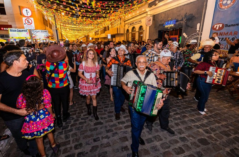 Arrasta Pé leva cultura, tradição e multidão para bairro de Jaraguá