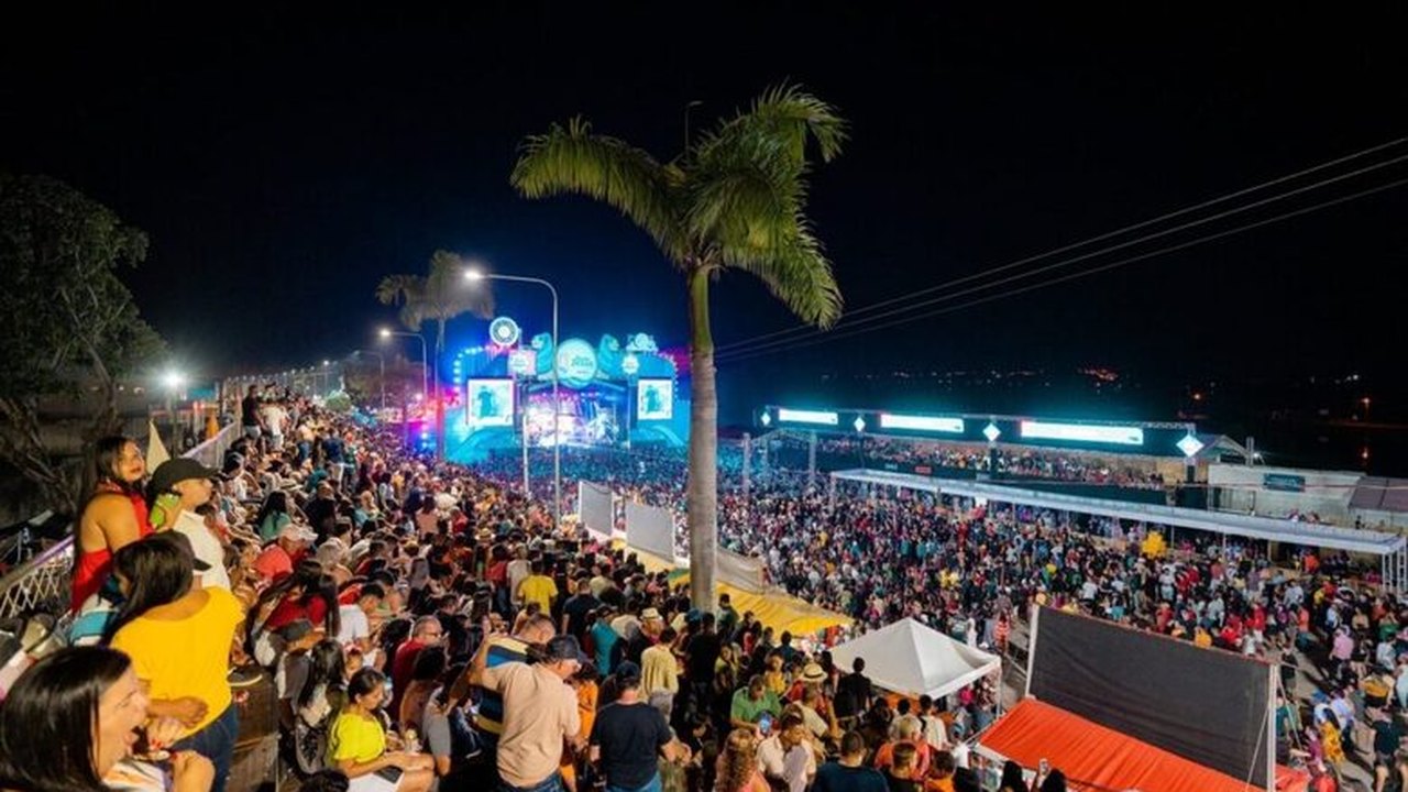 Público aprova e lota arquibancada instalada pela Prefeitura de Penedo para shows da Festa de Bom Jesus